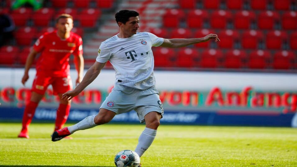 Robert Lewandowski scores a penalty for Bayern Munich